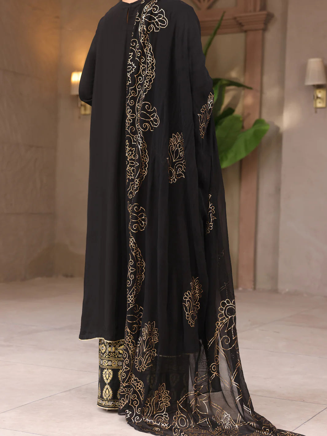 Back profile of Almirah’s black viscose suit, featuring a flowy silhouette, perfect for semi-formal Pakistani fashion.