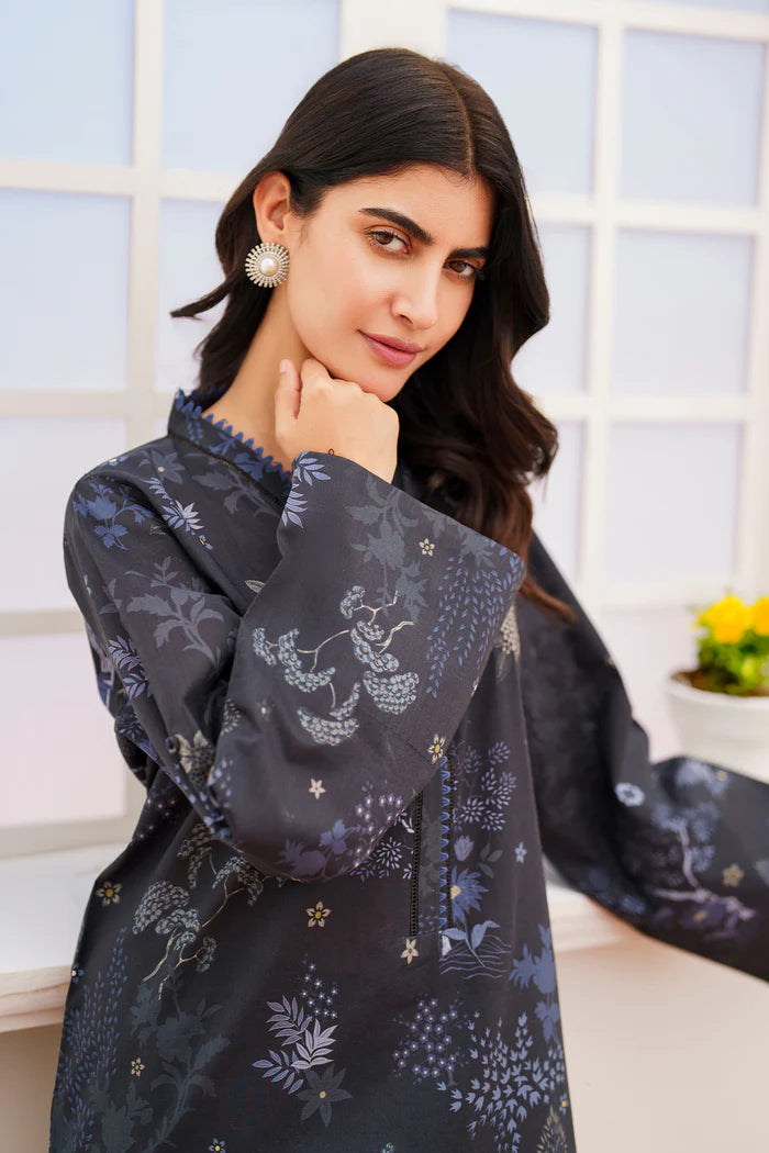 Close-up of Baroque's breathable lawn fabric, showcasing fine details in this 2PC Punjabi suit for women in Canada.