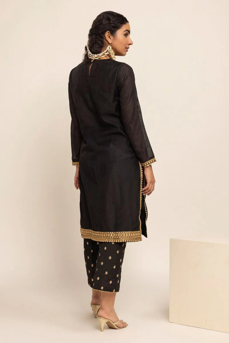 Rear design of Khaadi’s embroidered kurta, highlighting the comfort and elegance of traditional Pakistani clothes.