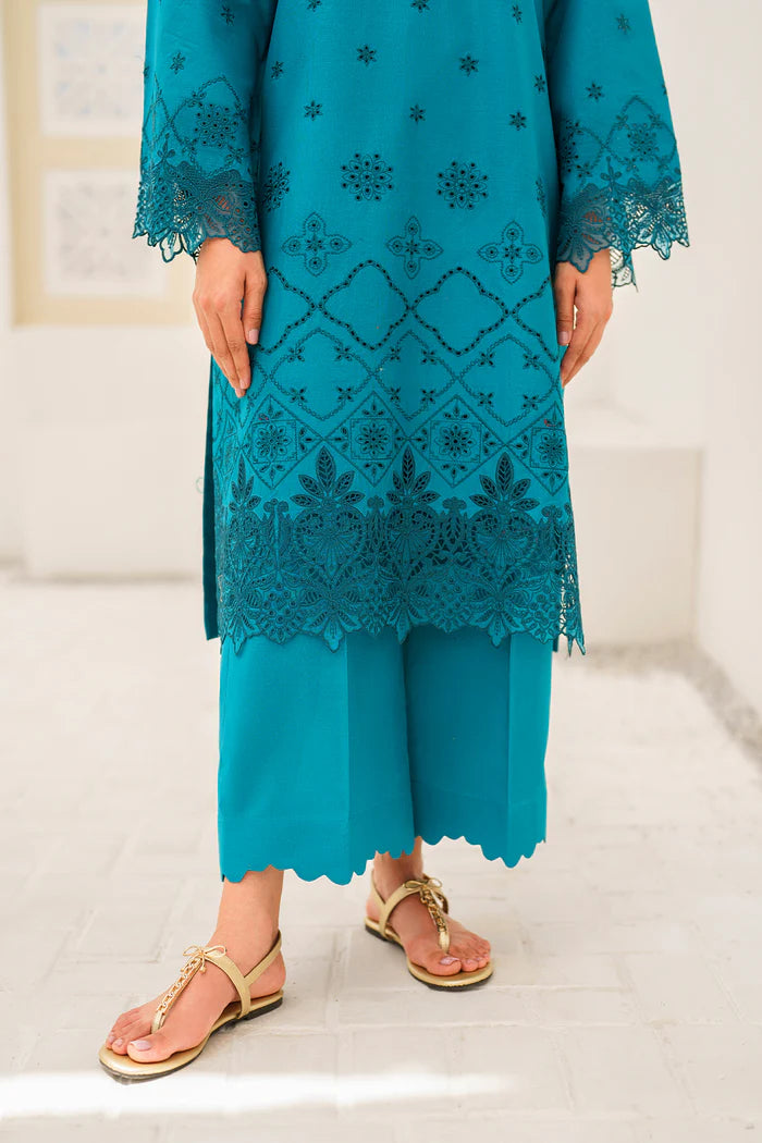 Detailed or daman close-up of the intricate embroidery on Baroque’s sea green lawn suit – a refined choice for Pakistani fashion lovers.