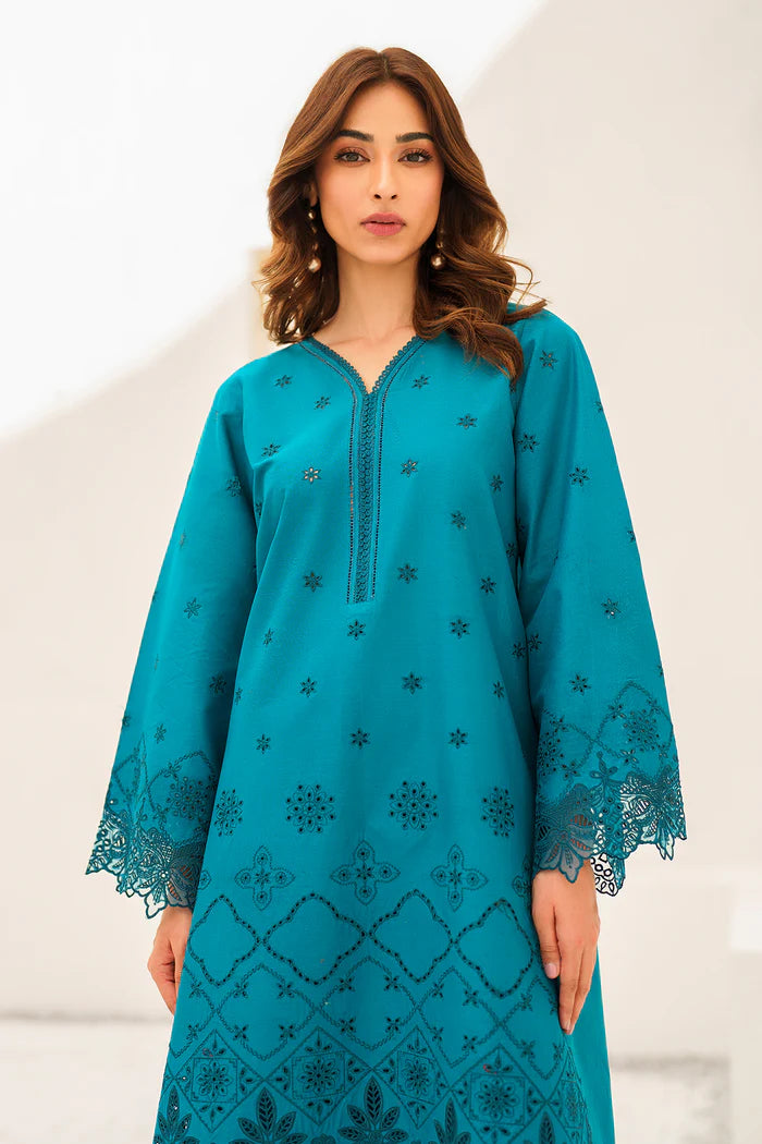 Detailed close-up of the intricate embroidery on Baroque’s sea green lawn suit – a refined choice for Pakistani fashion lovers.