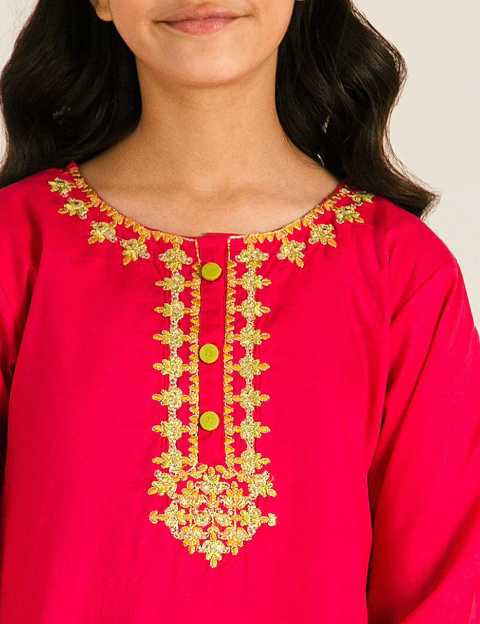 Detailed close-up of tilla and scallop embroidery on Beechtree’s tunic suit – a luxurious choice for Punjabi suits for kids.