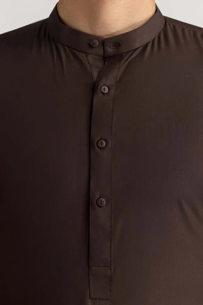 Detailed look at the blended fabric of GulAhmed’s brown kurta shalwar, offering premium comfort in Pakistani suits for men in Canada.