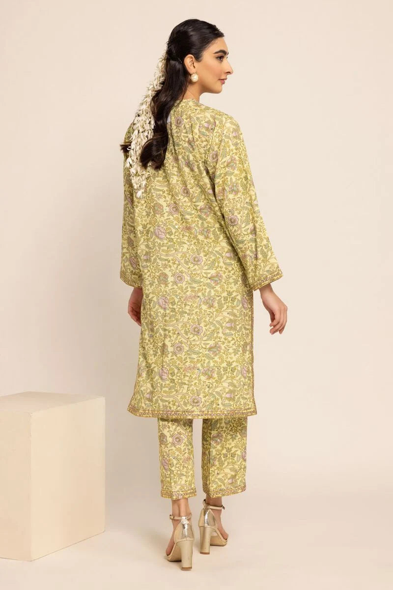 Back view of Khaadi’s floral embroidered kurta, offering a comfortable yet stylish look in Pakistani fashion.