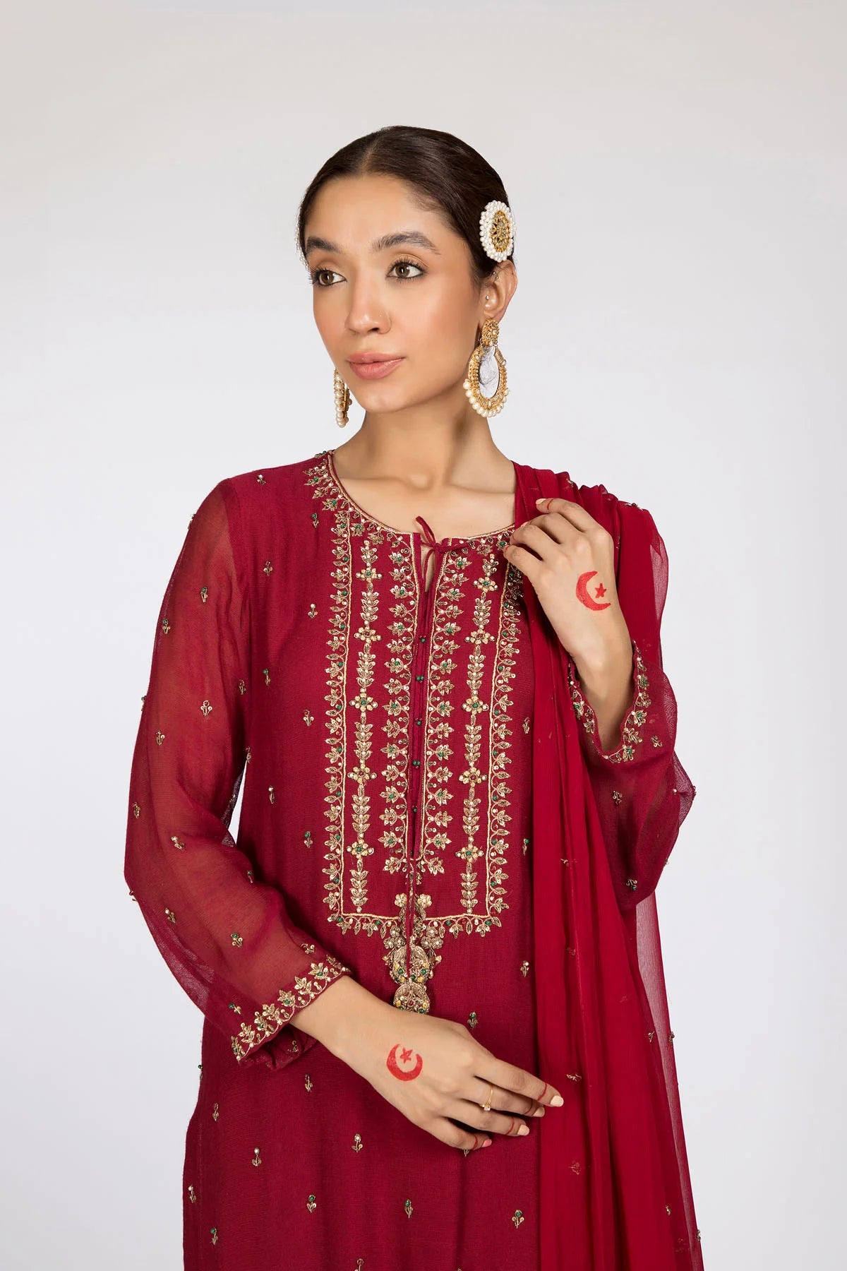 Detailed embroidery on Kayseria’s maroon silk net suit, adding a luxurious touch to this semi-formal Pakistani outfit in Canada.