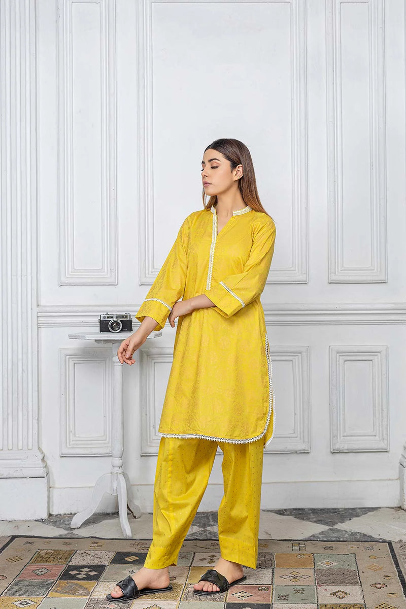 Side profile of Charizma’s yellow tabel print lawn shirt, showcasing intricate stitching – a must-have Pakistani suit in Canada.