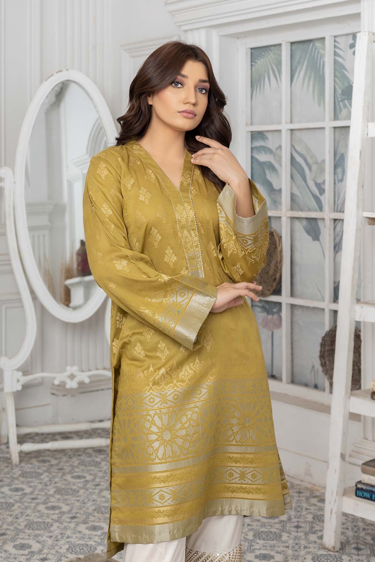  Close-up of Charisma’s jacquard lawn fabric, highlighting fine lace embroidery – an elegant piece for Pakistani fashion lovers.