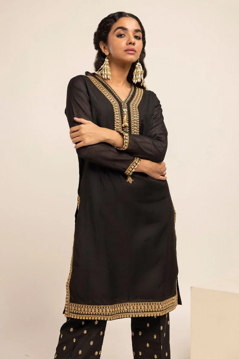 front profile of Khaadi’s embroidered kurta, a premium Punjabi suit for women in Canada, designed for casual wear.