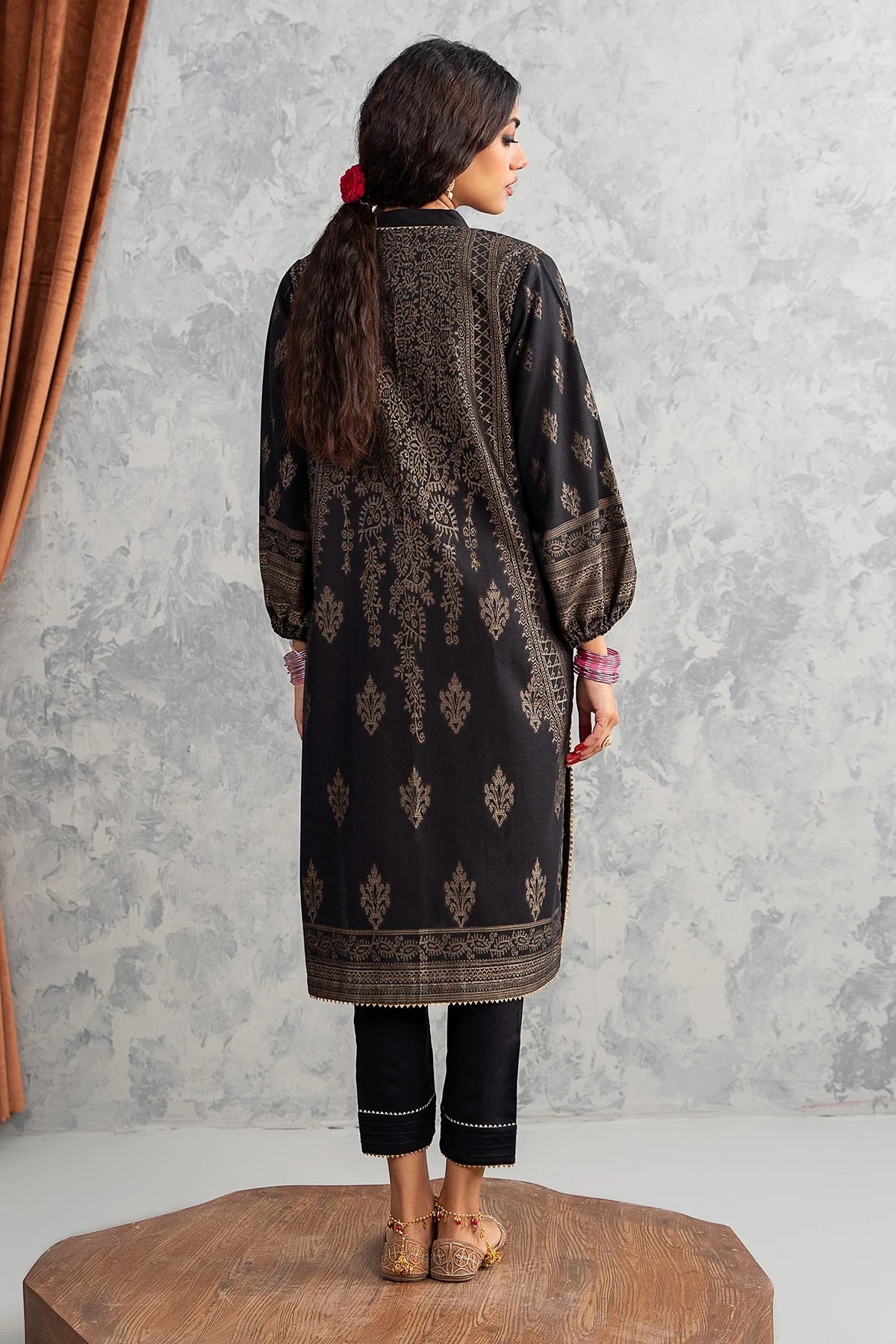 The back design of Charizma’s black khaddar brosha printed shirt, a modern touch to classic Punjabi suits.