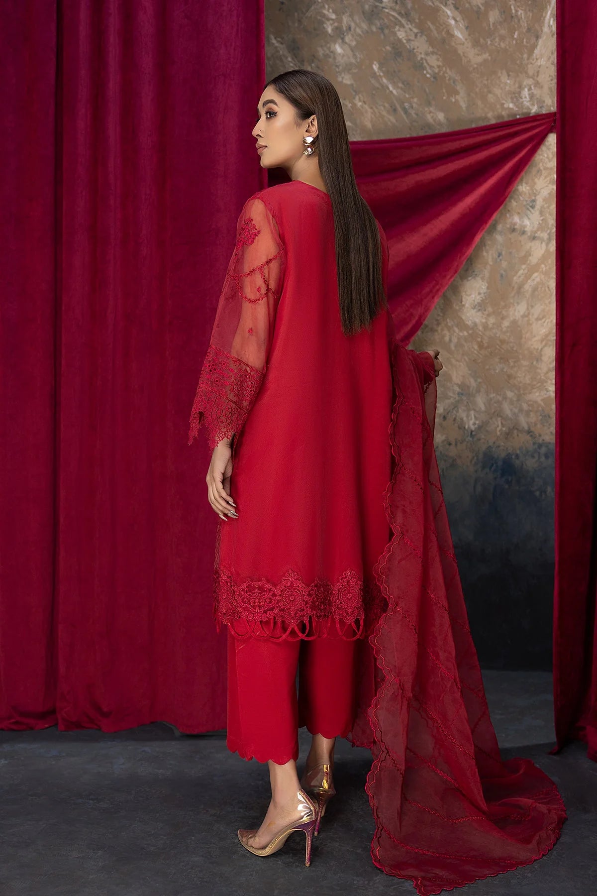 Back design of Charizma’s red organza suit, showcasing high-quality craftsmanship – available at Tarz-e-Mashriq.
