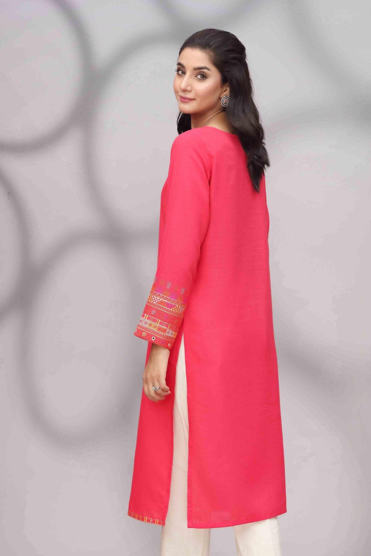 A stylish Pakistani suit in Canada – Chinyere’s coral red lawn karandi shirt for women.
Back View: Rear view of Chin