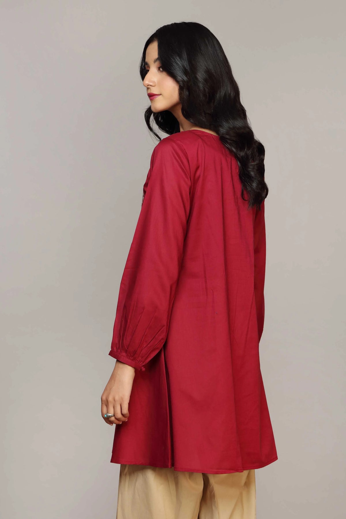 Rear view of Chinyere’s elegant lawn shirt, a timeless piece in Pakistani suits online in Canada for women’s fashion.