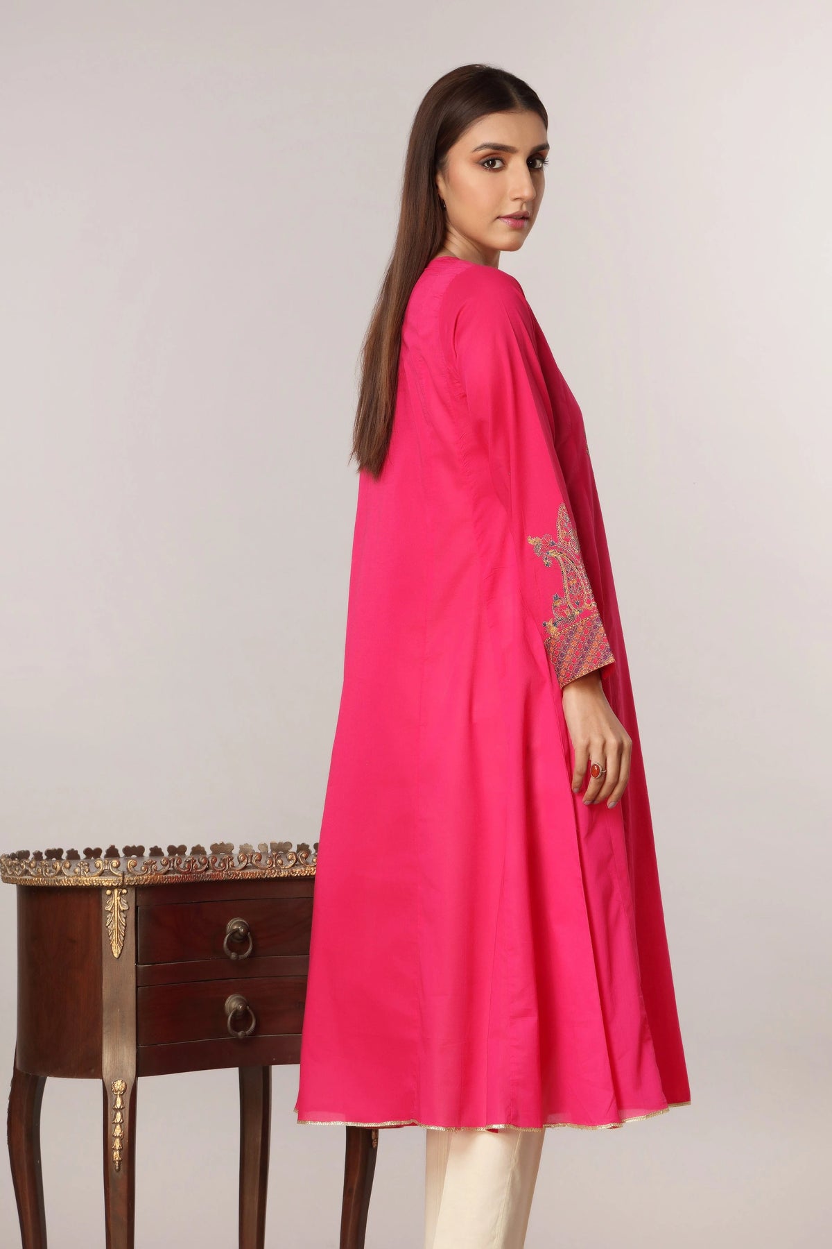Side profile of Chinyere’s Congo Pink lawn shirt, showcasing its fine craftsmanship – ideal for Pakistani suits for women in Canada.