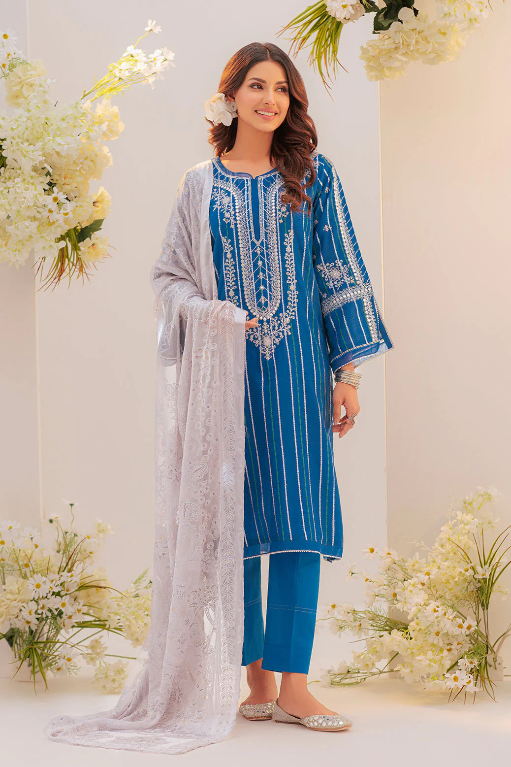 women wearing Elegant blue jacquard 3-piece suit by Bonanza Satrangi – a must-have Pakistani suit online in Canada, perfect for casual occasion.