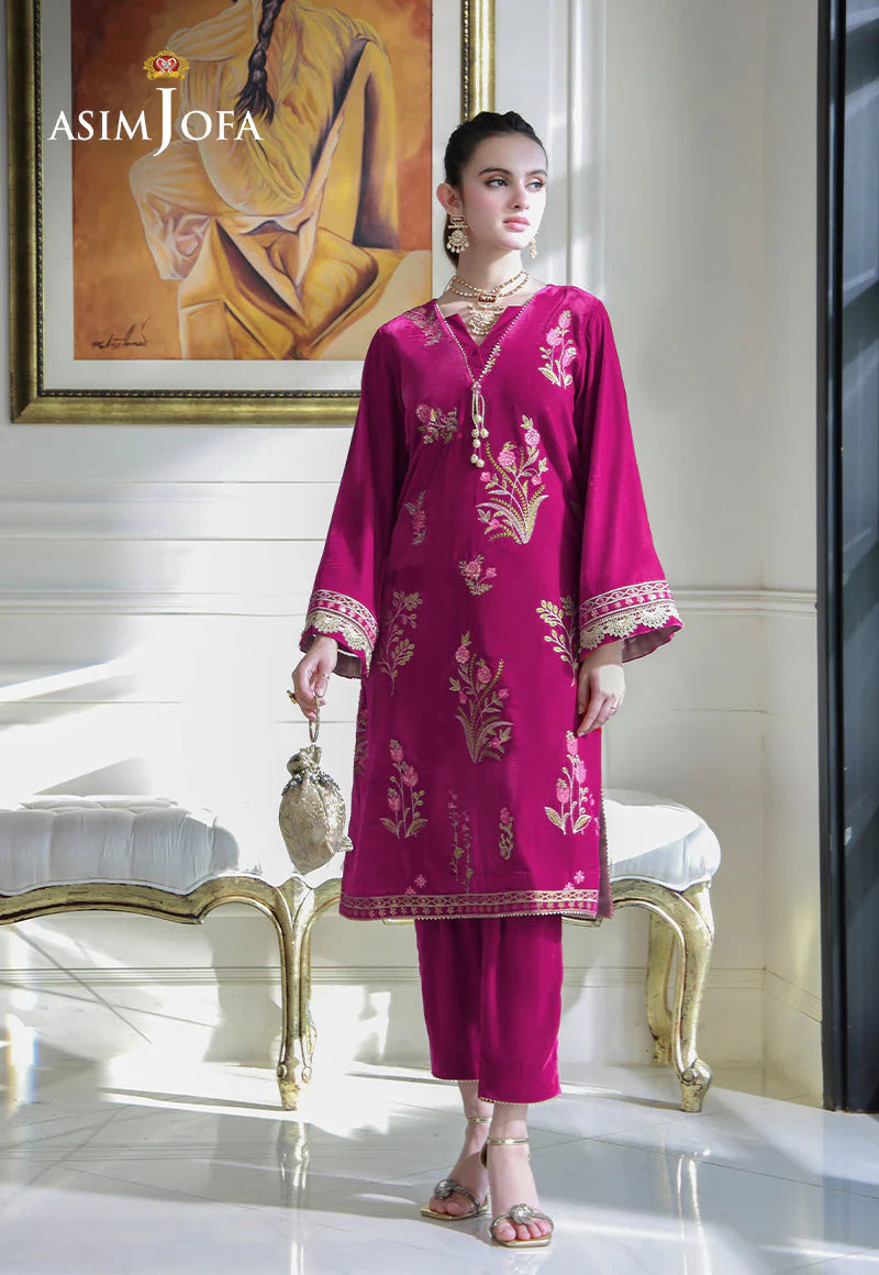 Large size woman wearing magenta embroidered velvet suit by Asim Jofa – perfect traditional Pakistani clothes available in Canada.