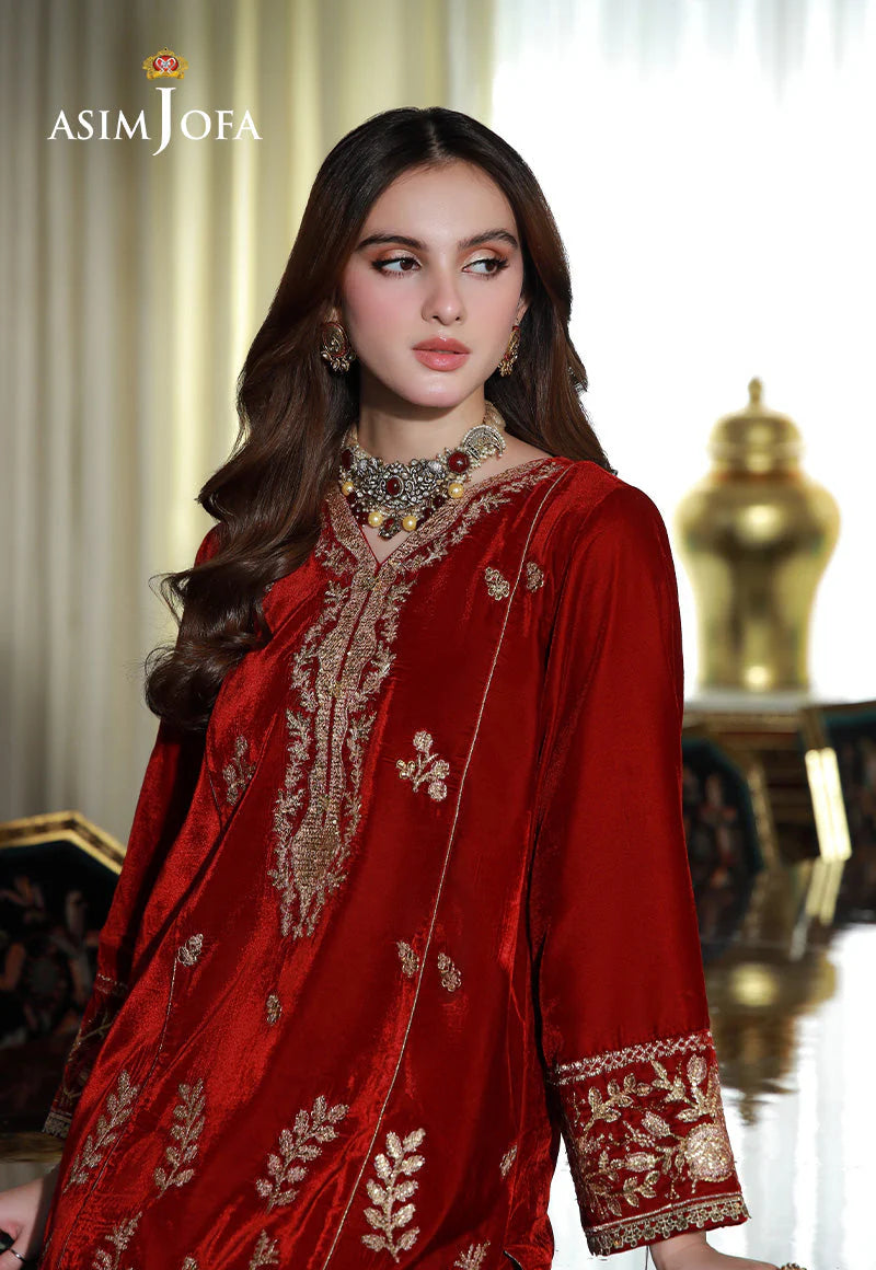 Showcasing Asim Jofa's majestic maroon velvet outfit, ideal for Punjabi suits in Canada – worn by a woman in large size.