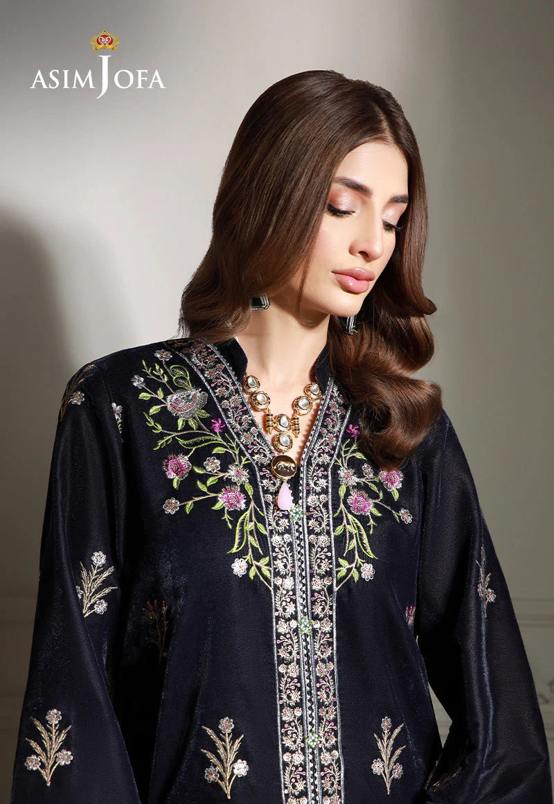 Close-up embroidery on Asim Jofa’s velvet 2PC – intricate design highlighting premium quality Punjabi suits for women in Canada.