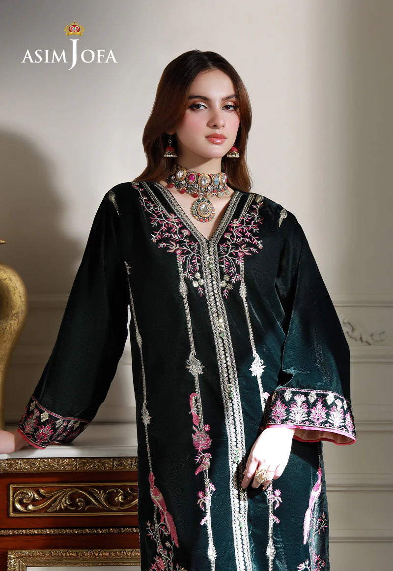 Close-up of fine embroidery on Asim Jofa's green velvet Punjabi suits, crafted for traditional Pakistani clothes lovers.