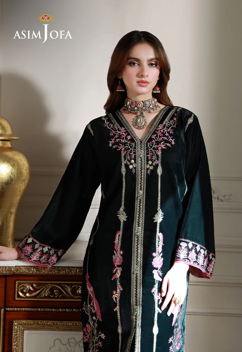 Close-up of fine embroidery on Asim Jofa's green velvet Punjabi suits, crafted for traditional Pakistani clothes lovers.