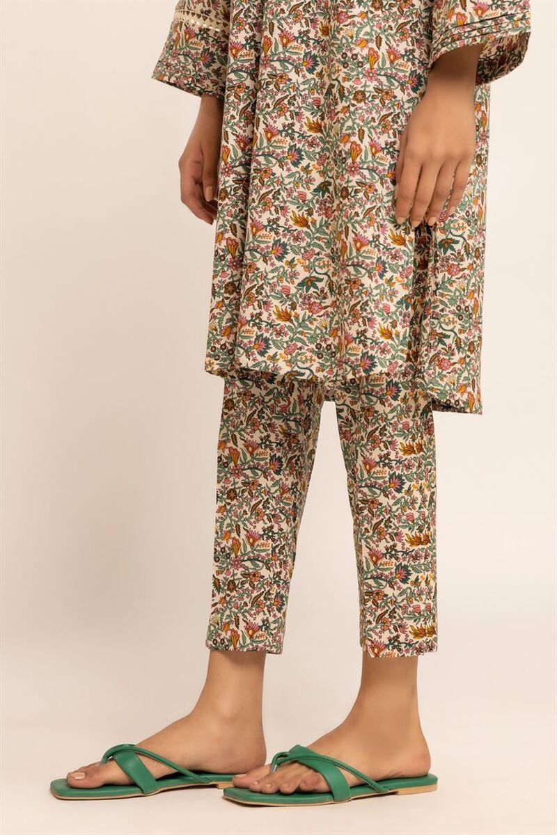 Stylish Pakistani suits in Canada – Khaadi’s breathable cotton pants for a relaxed yet elegant look.