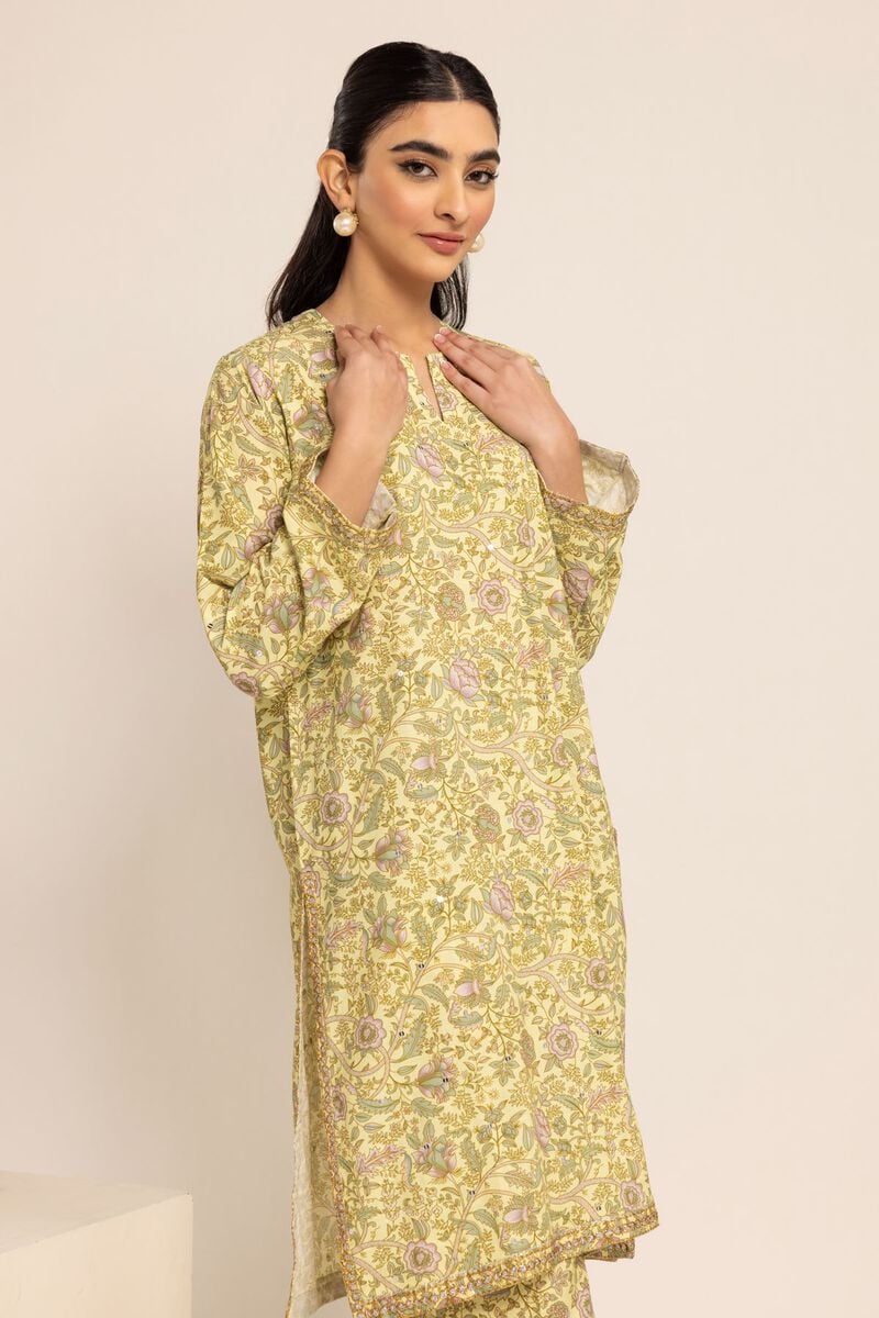 Detailed embroidery of Khaadi’s green kurta, reflecting the craftsmanship of Pakistani suits Canada customers love.