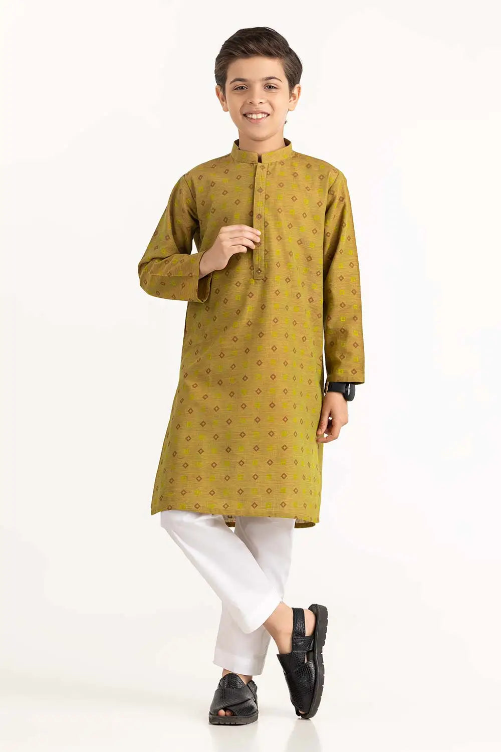  Detailed embroidery of Gulahmed’s premium kurta for kids – showcasing craftsmanship in traditional Pakistani clothes.