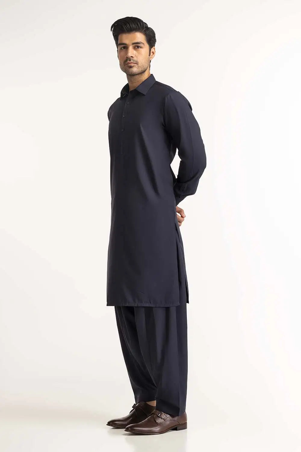 Pakistani suits for men – GulAhmed’s navy blue blended suit offers top-tier craftsmanship and sophisticated style.
