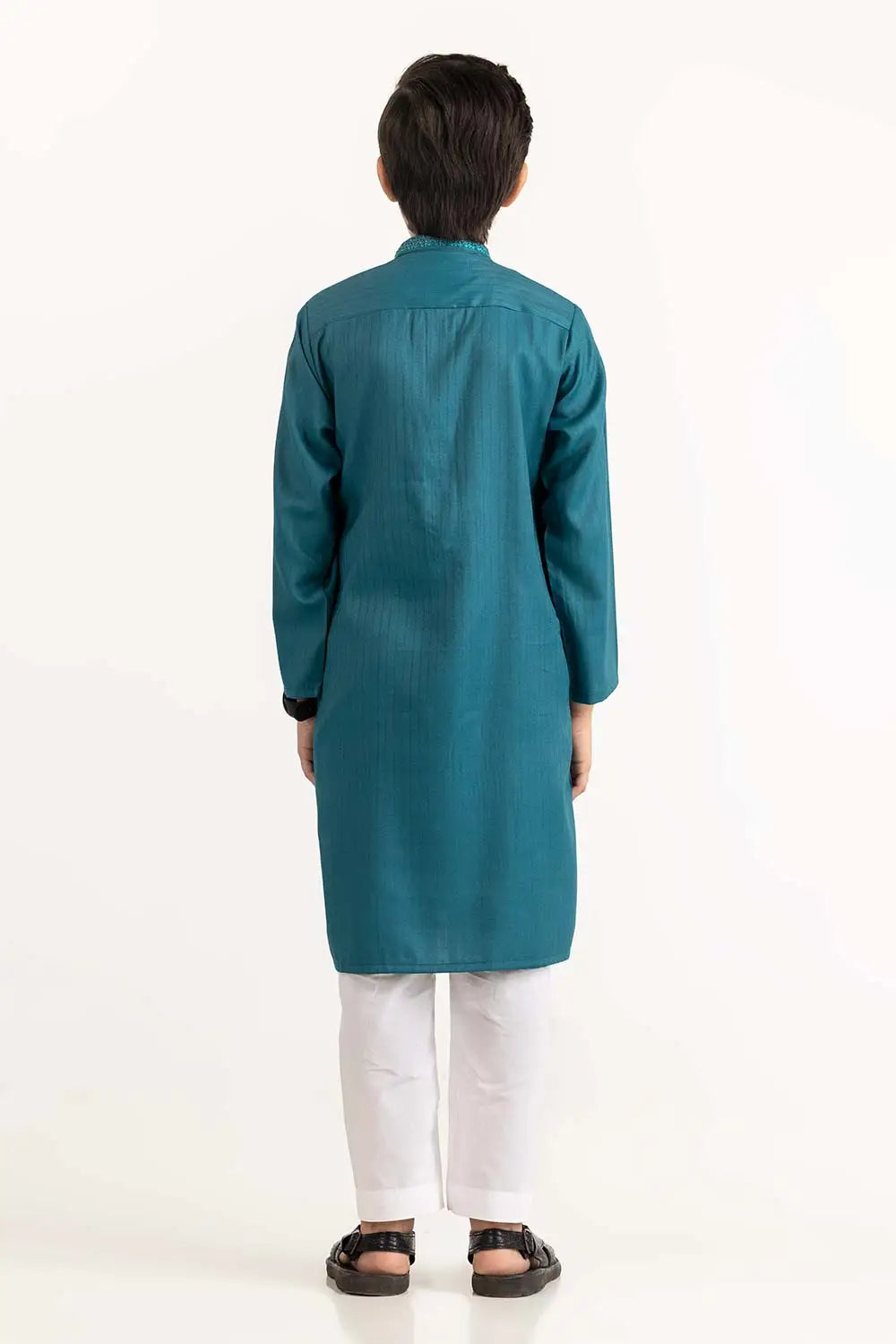 Rear view of GulAhmed’s embroidered kurta, crafted for comfort and elegance – a must-have for Pakistani suits online in Canada.