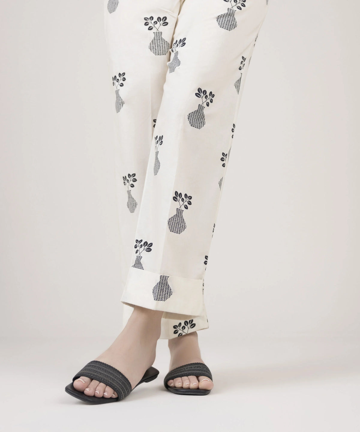 Woman side close-up Sapphire off-white cambric Punjabi suits straight pants vase leaf block print cuff hem Canada