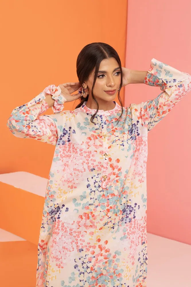 women showing close-up of GulAhmed’s vibrant digital print on poly cambric fabric – shop traditional Pakistani clothes at Tarz-e-Mashriq.