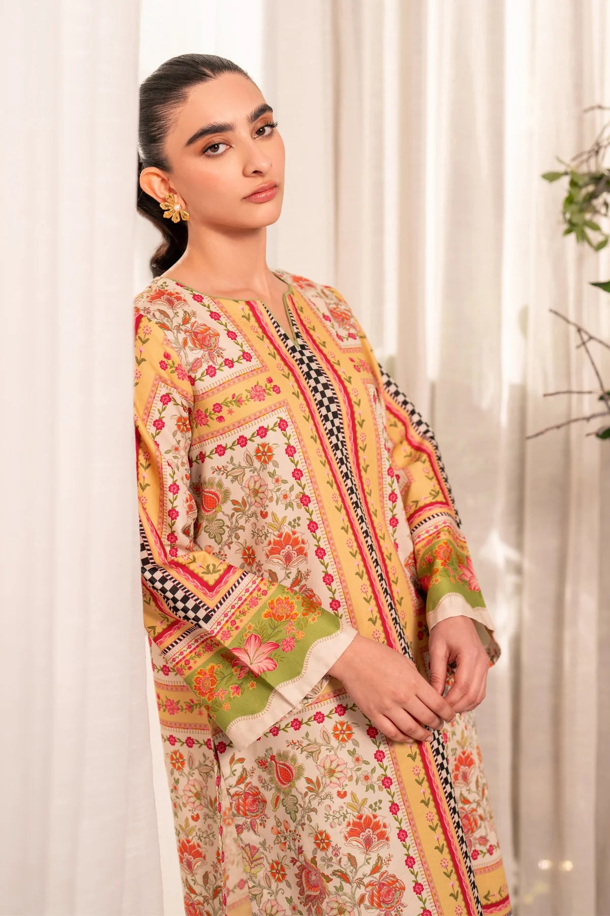 Woman leaning close-up side view Xenia Elia floral printed lawn kurti checker border detail festive Pakistani suits Canada