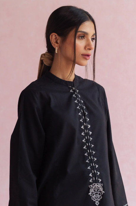 Portrait close-up Zara Shahjahan ZSH-377 black cambric kurta chest embroidery Punjabi suits women Canada