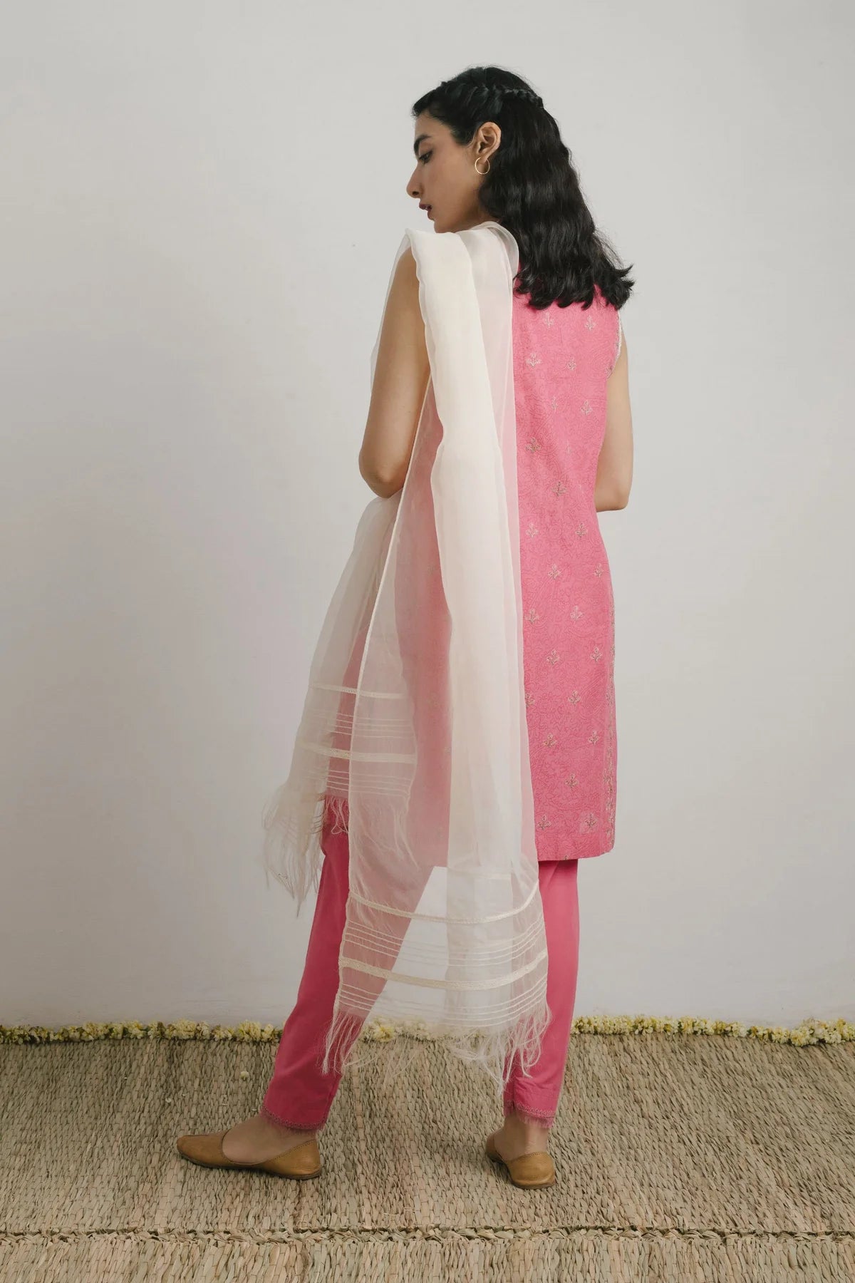 Zara Shahjahan fuchsia pink embroidered suit – a refined choice for traditional Pakistani clothes, crafted with premium lawn fabric.